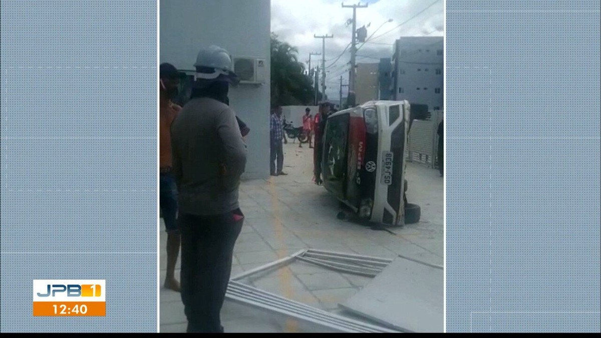 Policiais Militares Ficam Feridos Após Viatura Capotar Durante Perseguição Em João Pessoa