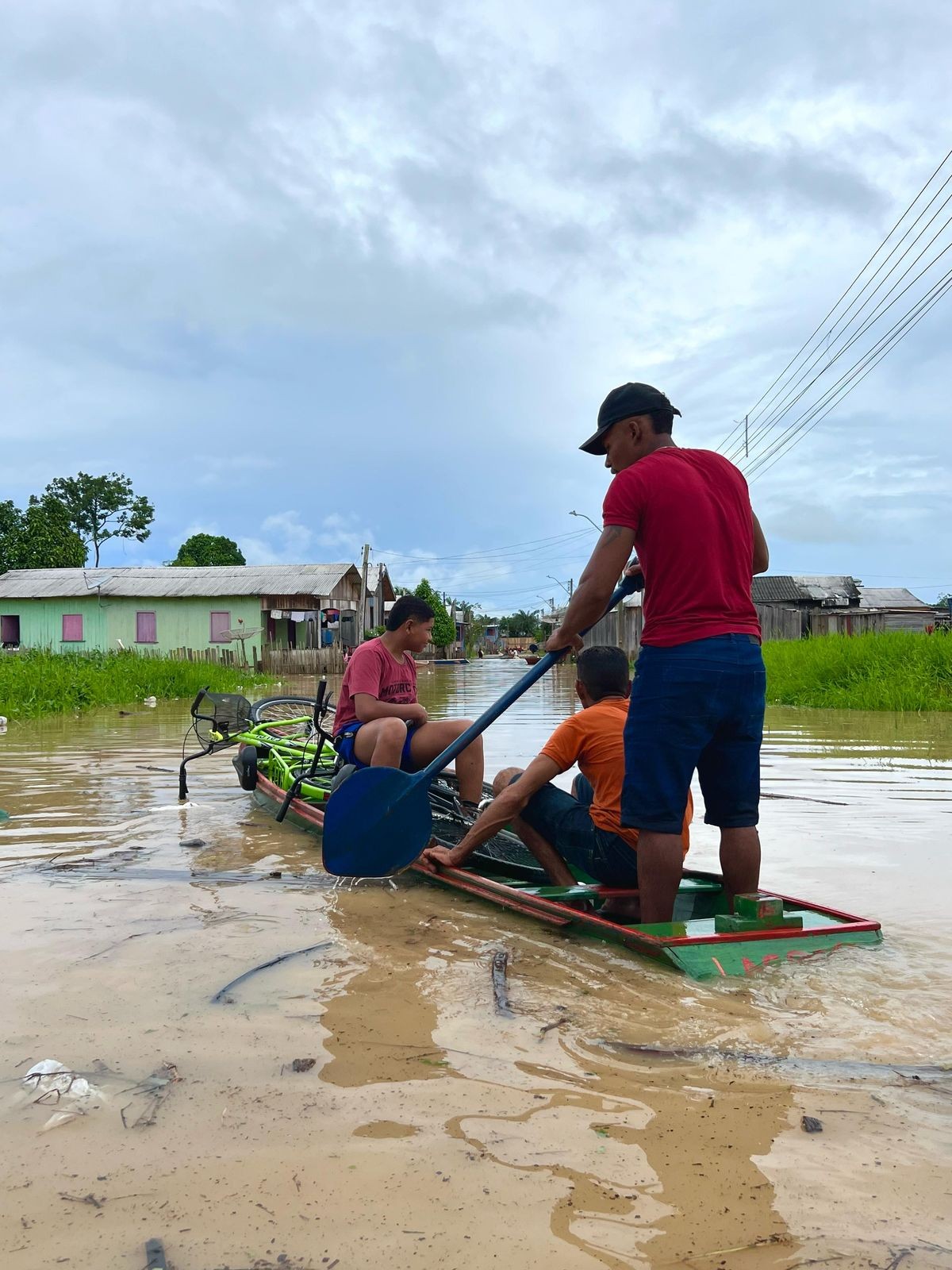 Rio Tarauacá transborda, atinge 45% da cidade e famílias vão para abrigo; município decretou emergência