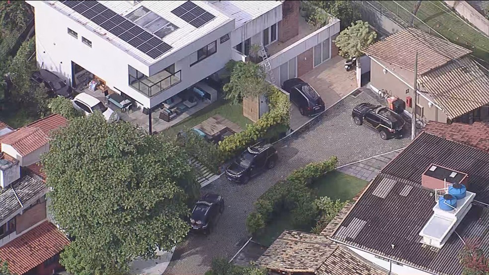 Casa do vereador Carlos Bolsonaro é alvo de buscas da Polícia Federal — Foto: GloboNews/Reprodução