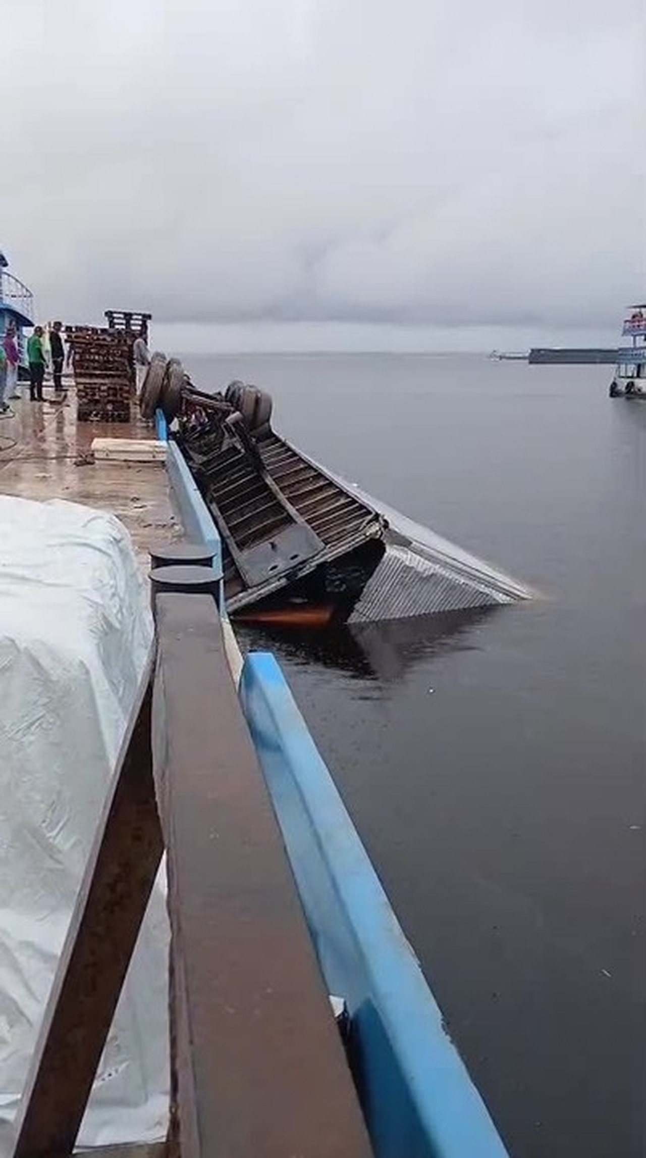 Carreta carregada com pacotes de leite tomba no Rio Negro em Manaus; VÍDEO