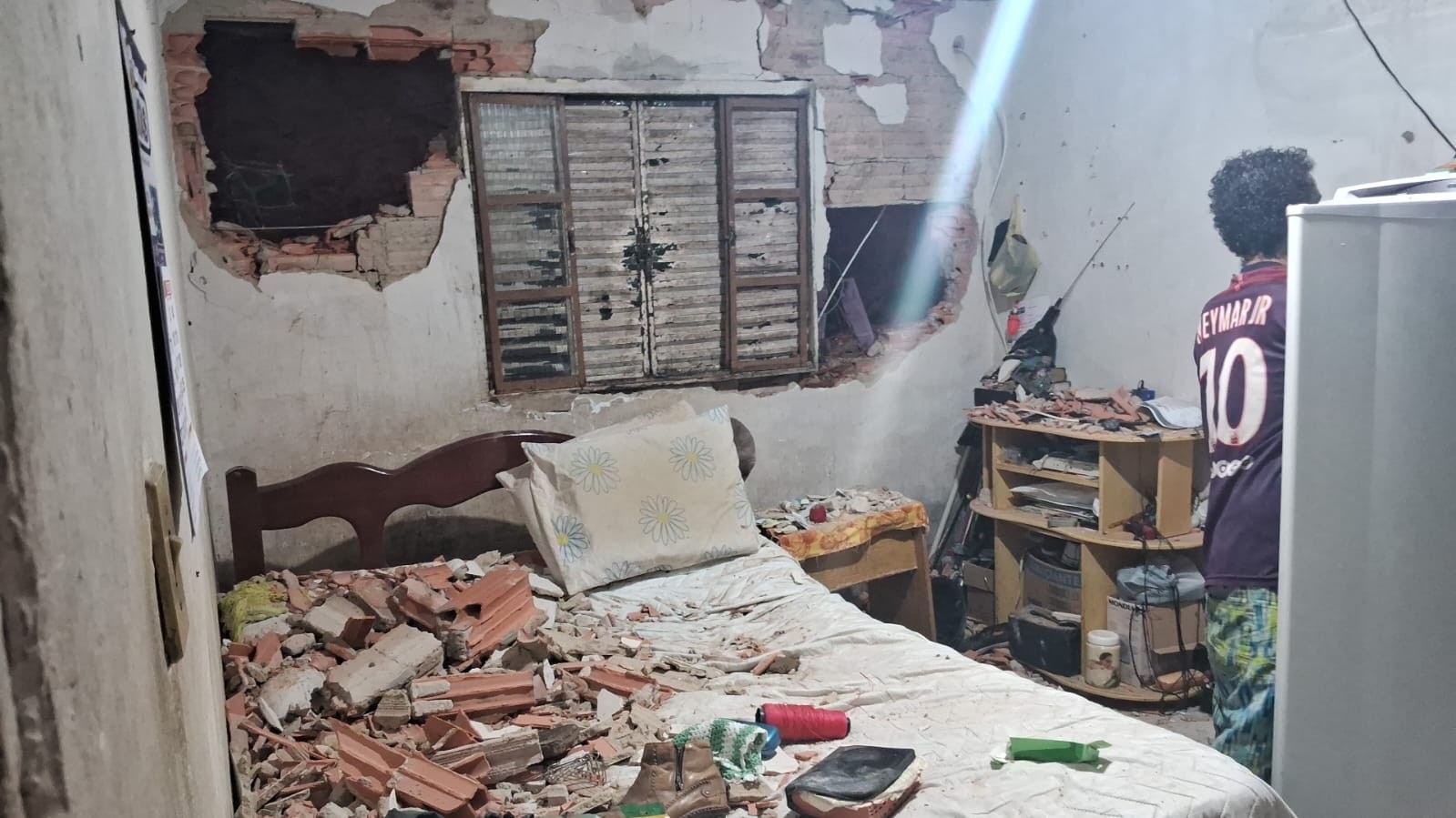 Defesa Civil interdita quarto de casa atingido por muro que caiu durante temporal em Boituva: 'Saímos correndo'