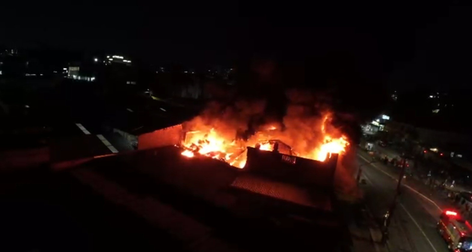 Incêndio atinge loja de pneus em BH