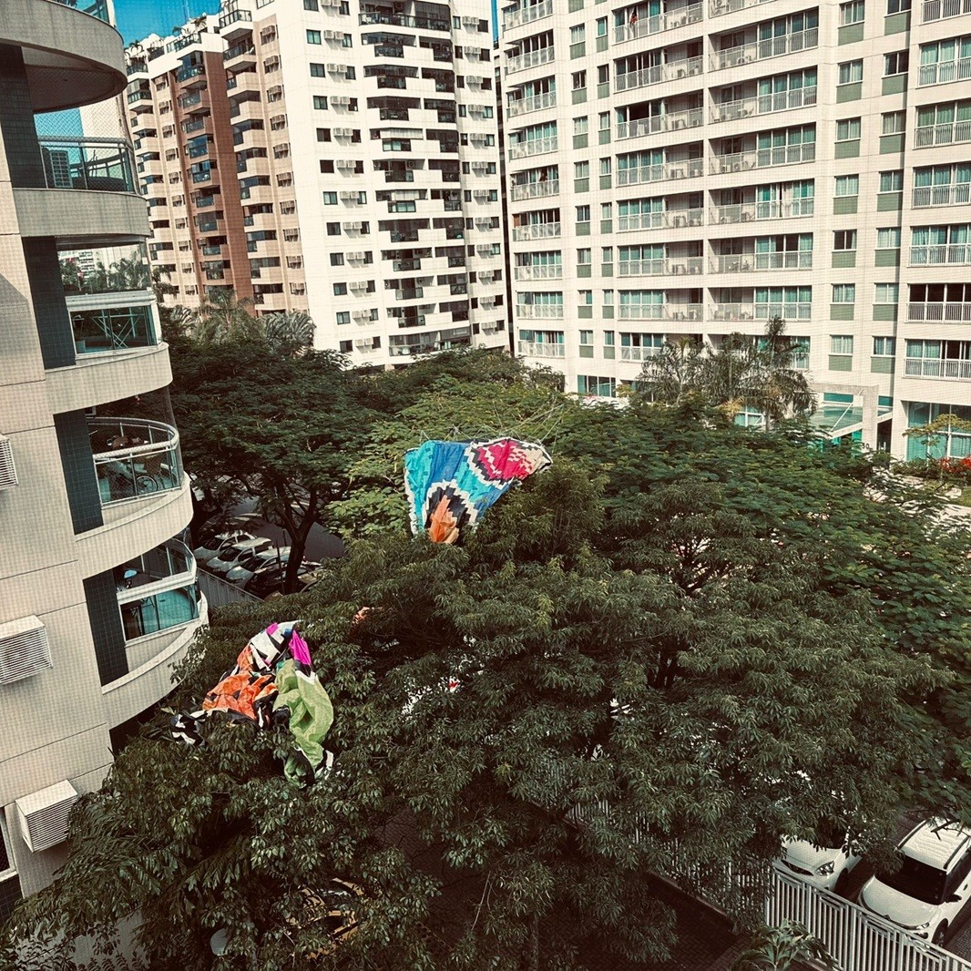 Balão cai em condomínio na Zona Sudoeste do Rio e gera tumulto