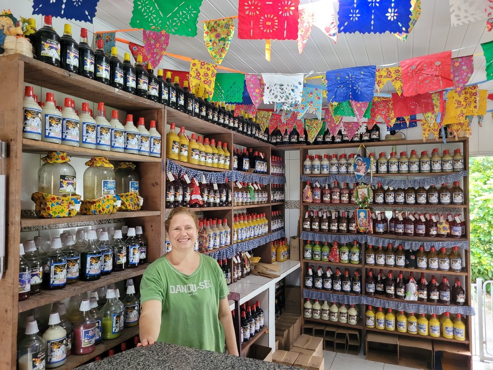 Filha de 'Tia Ném', Mariana Gouvea é quem comanda o fabrico do licor da família atualmente — Foto: Eric Luis Carvalho/g1