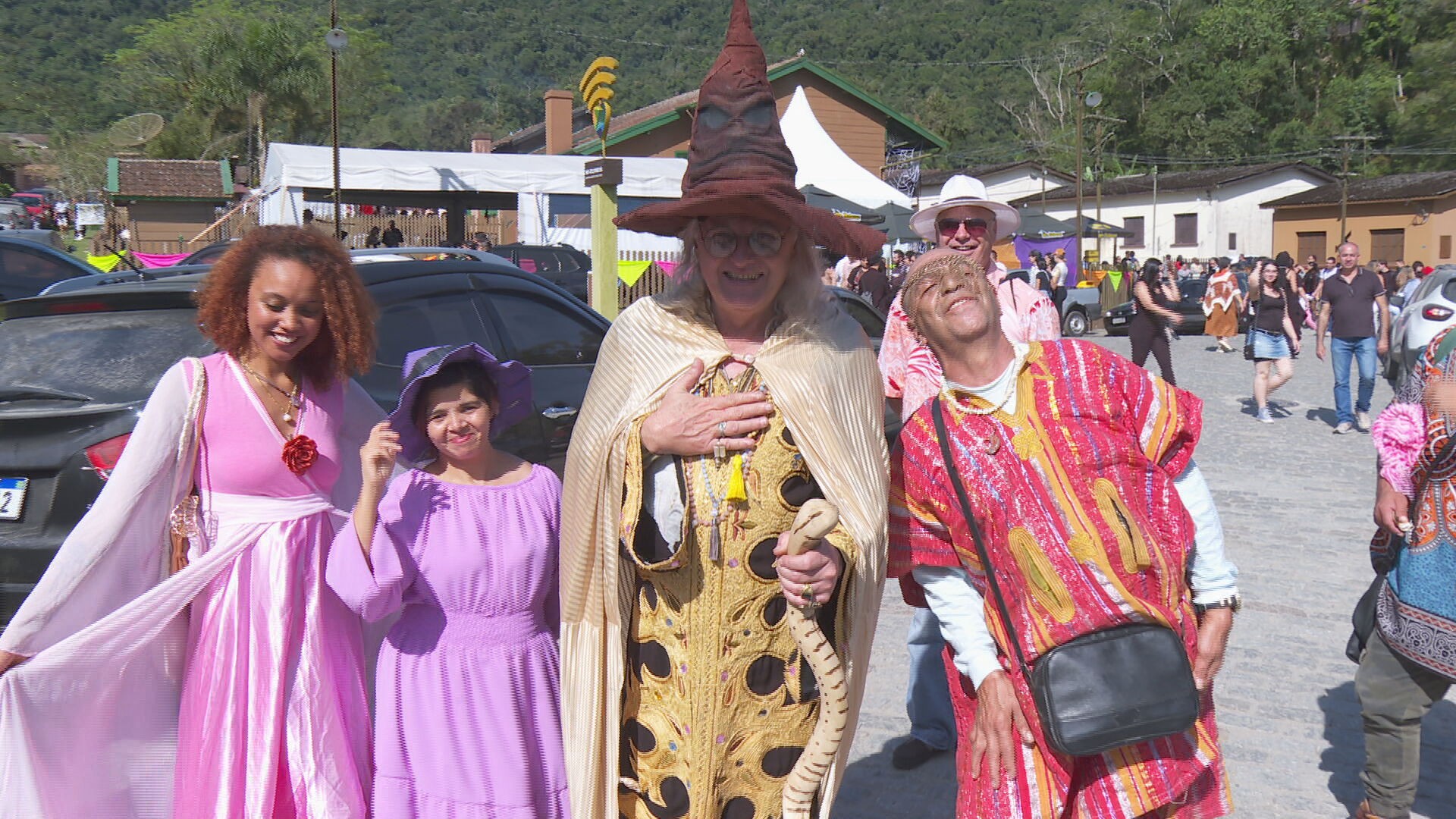 Convenção de bruxas e magos: 20ª edição de evento esotérico reúne fadas, duendes e outras figuras místicas em Paranapiacaba, SP