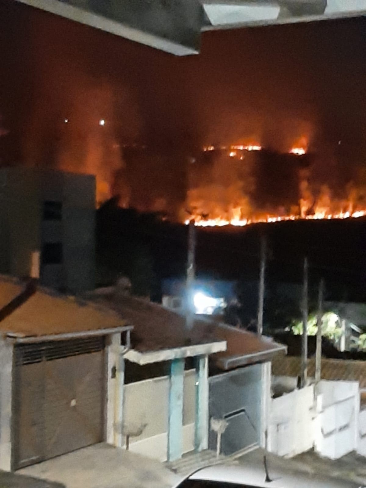 Incêndio em área de mata mobiliza Bombeiros e Defesa Civil em Taubaté  