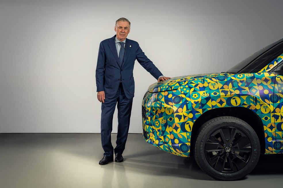 Carlo Ancelotti com a picape Volkswagen Tukan no dia da convocação da seleção brasileira para a Copa do Mundo de 2026 — Foto: Divulgação / VW