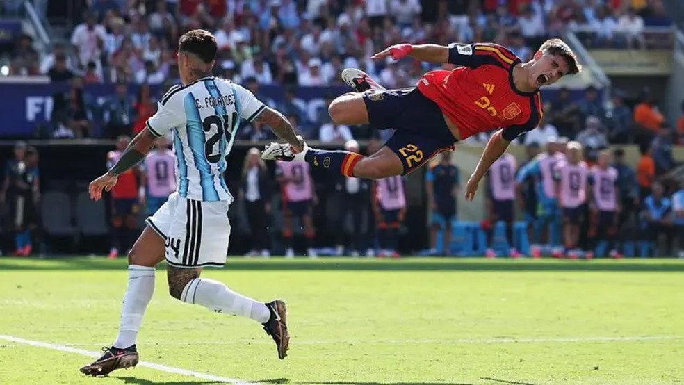 Momento tenso na final da Copa do Mundo de 2026, onde Enzo Fernández, da Argentina, foi expulso após uma falta em Pau Cubarsí, da Espanha. — Foto: Getty Images via BBC