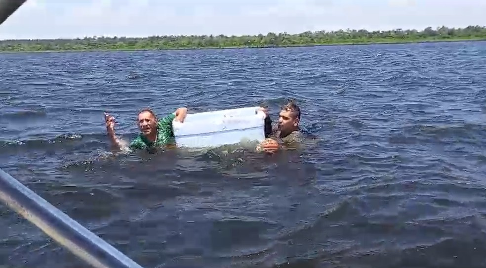 Pescadores ficaram à deriva por mais de 4h. — Foto: Reprodução