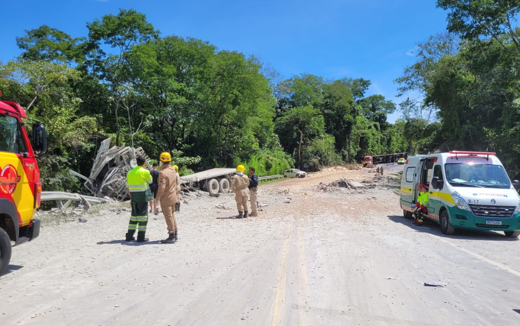 Acidente entre dois caminhões e carro mata motorista e interdita a BR-414
