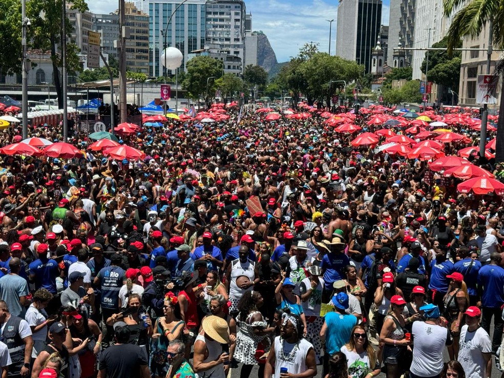 Cordão da Bola Preta em  desfile pelas ruas do Centro do Rio — Foto: Rafael Nascimento / g1