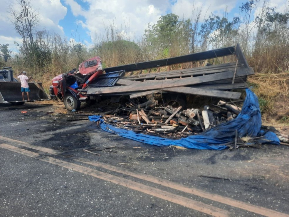 Caminhão capota e deixa um morto na BR-010 em Ribamar Fiquene — Foto: Divulgação/Polícia Rodoviária Federal