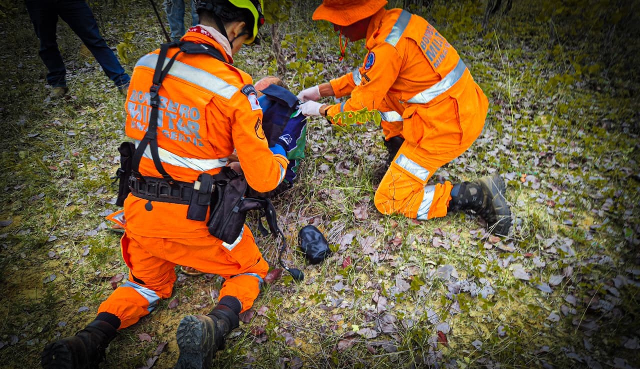 Bombeiros e voluntários encontram idoso após quatro dias desaparecido em área rural