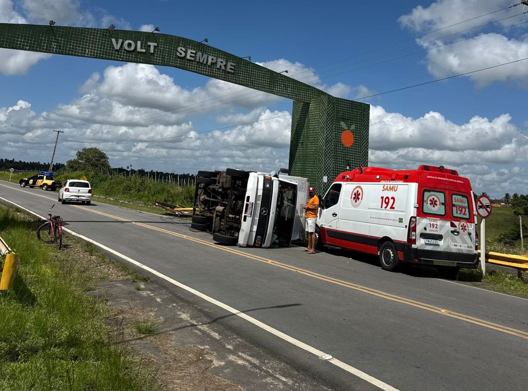 Passageiro de caminhão fica ferido após veículo tombar na SE-282