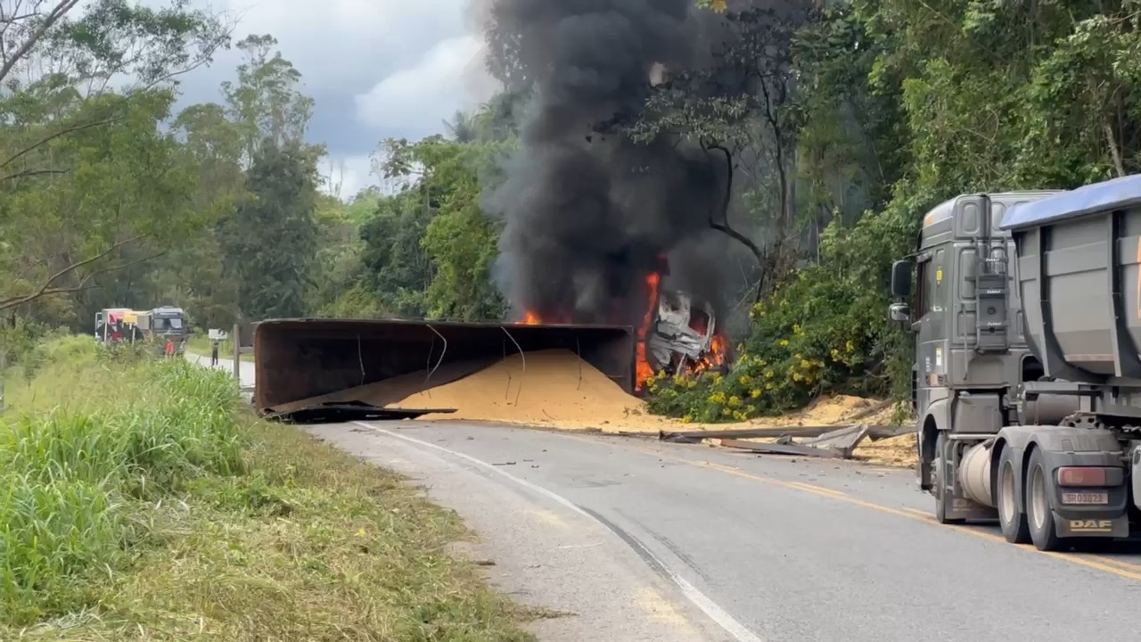 Carreta com carga de soja tomba e interdita a BR-262 no ES