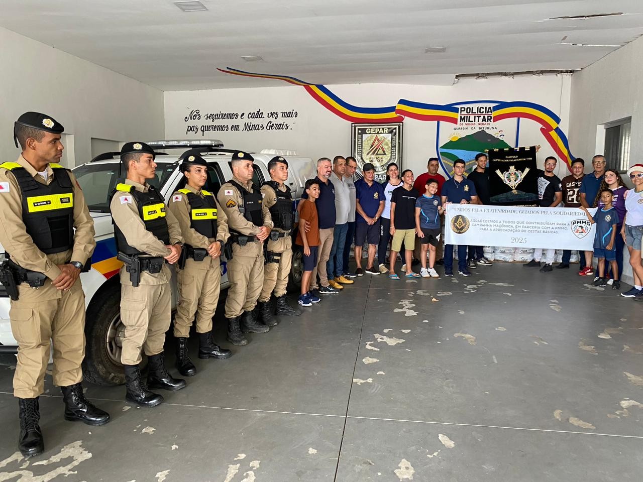 Maçonaria e PM distribuem 5,5 toneladas de alimentos para famílias carentes em Governador Valadares