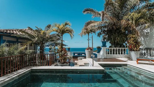 Com 350m² e vista para o mar, casa que foi de Elis Regina no Rio tem aluguel com diárias de R$ 4,4 mil - Foto: (Reprodução/Airbnb)