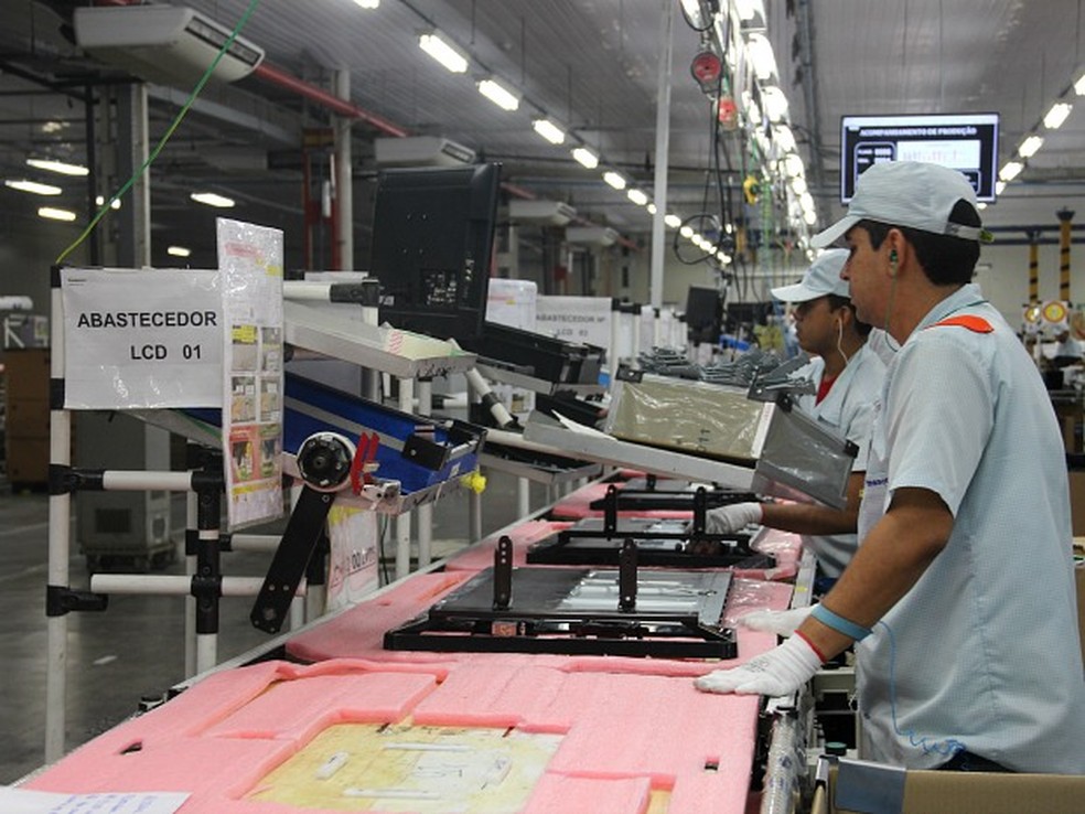 Trabalhadores em empresa na Zona Franca de Manaus — Foto: g1 AM