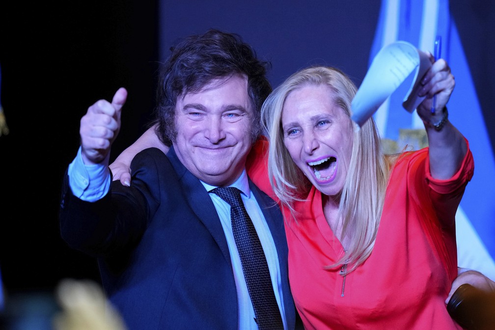 Milei derruba regra que impedia nepotismo e indica a irmã para o primeiro escalão; veja primeiros decretos do presidente da Argentina | Mundo | G1