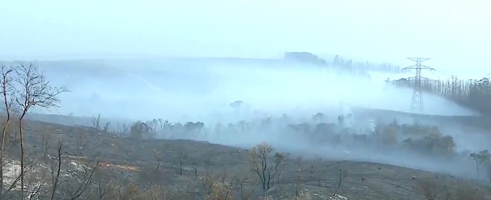 Incêndio em Elias Fausto atinge 450 hectares de vegetação e faz moradores deixarem casas. — Foto: Reprodução/EPTV