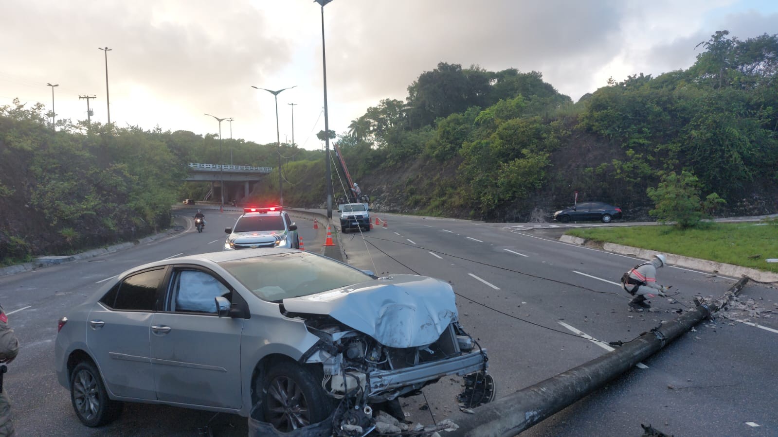 Carro bate em poste e interdita parcialmente o trânsito em avenida de João Pessoa