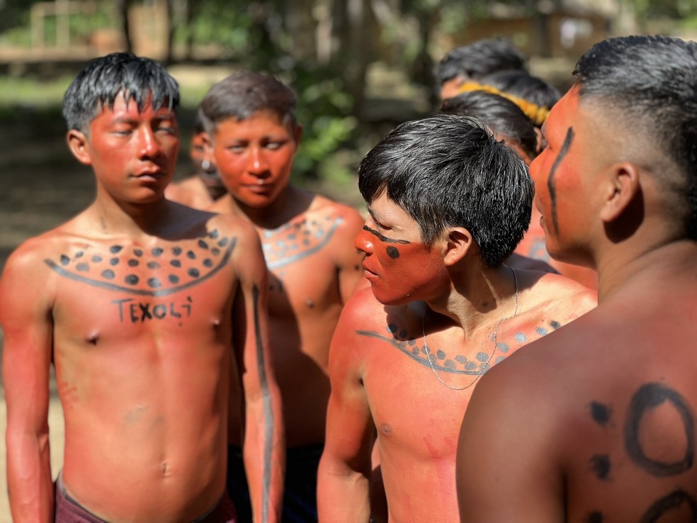 Indígenas da comundiade Sikamabiu, na Terra Yanomami — Foto: Caíque Rodrigues/g1 RR