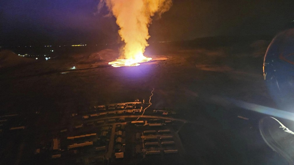 Lava de um vulcão em erupção é expelida de uma fissura perto de Grindavik, uma comunidade de pescadores no sudeste da Islândia. A agência meteorológica do país afirma que a erupção deste domingo (14) ocorreu após vários terremotos. — Foto: Icelandic Civil Protection via AP