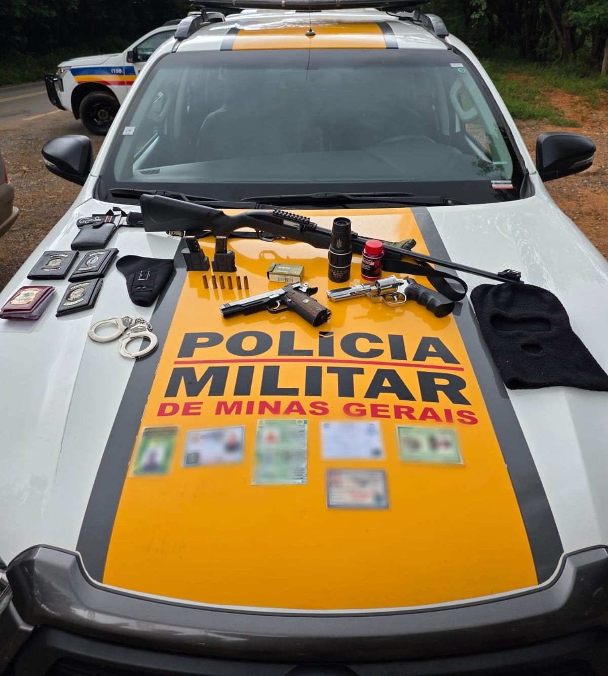 Motorista é preso com documentos falsos da PF e do Exército, armas e munições na MG-308