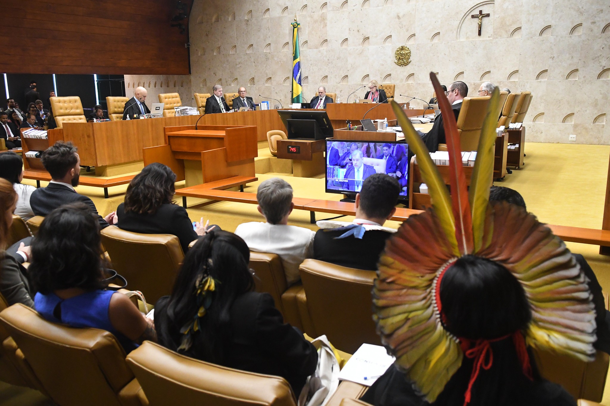 Justiça decide que fazendeiro pode jogar veneno sobre crianças e famílias  indígenas