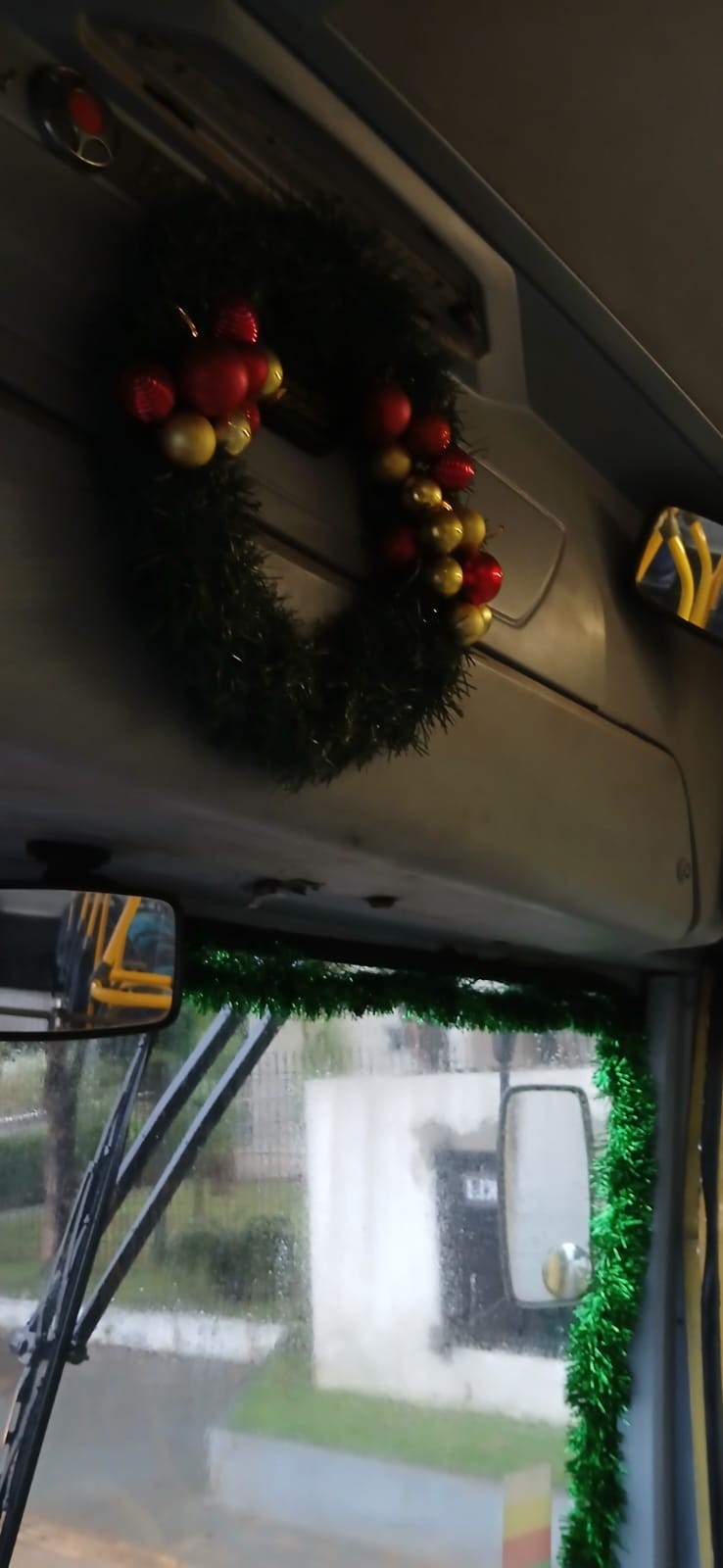 Interior de ônibus na parte superior decorado com enfeites natalinos em Sorriso (MT) — Foto: Reprodução/Arquivo Pessoal
