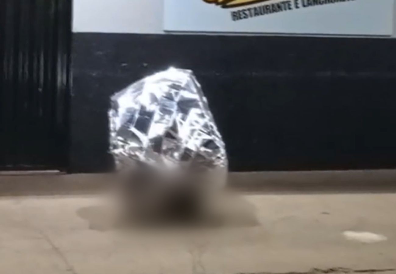 Homem morre sentado em cadeira enquanto aguardava comida em restaurante, diz PM