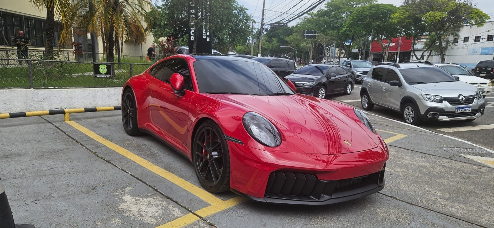 Operação contra lavagem de dinheiro do PCC termina com bloqueio de R$ 6 bilhões e apreensão de carros de luxo