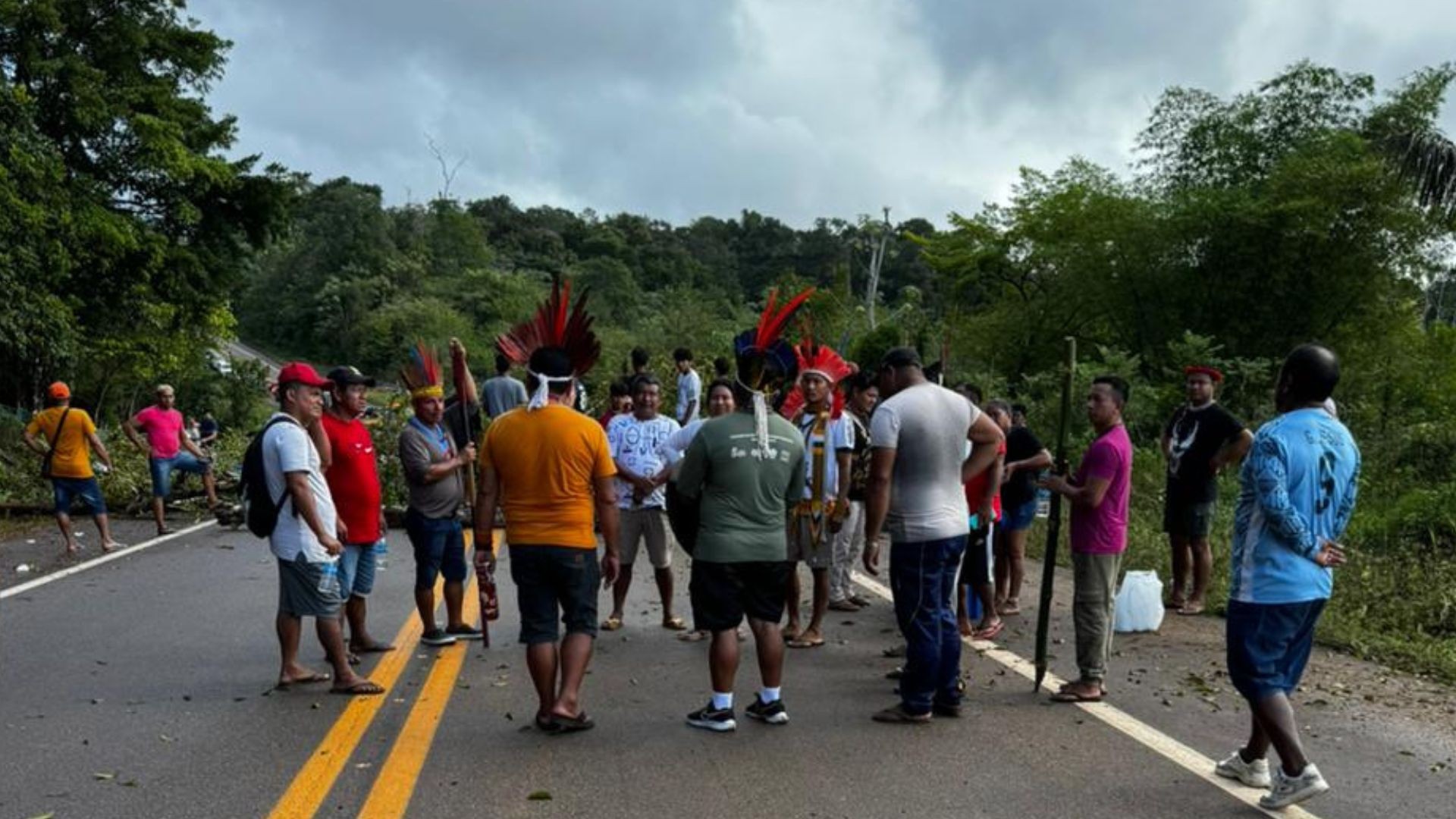 Indígenas do Amapá bloqueiam a BR-156 em protesto contra o marco temporal