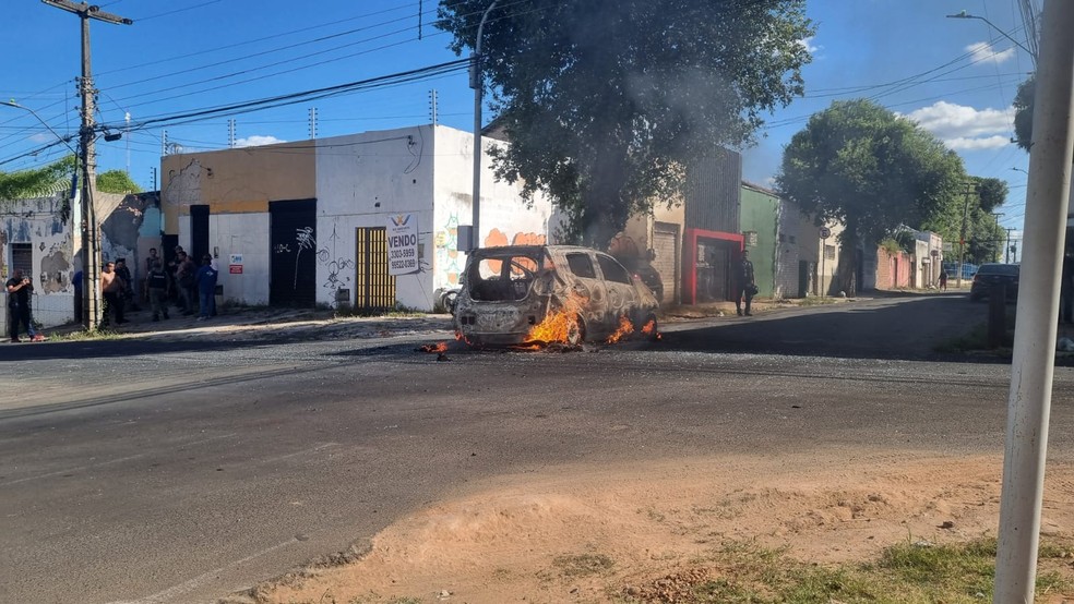 Carro de motorista de aplicativo pega fogo no Centro de Teresina — Foto: Pedro Lima/ g1 Piauí
