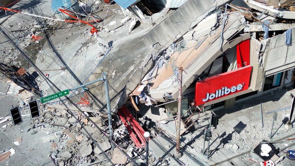 Uma imagem a&eacute;rea mostra um pr&eacute;dio desabado ap&oacute;s um terremoto de magnitude 7,8 em General Santos, Ilha de Mindanao, Filipinas &mdash; Foto: Reuters