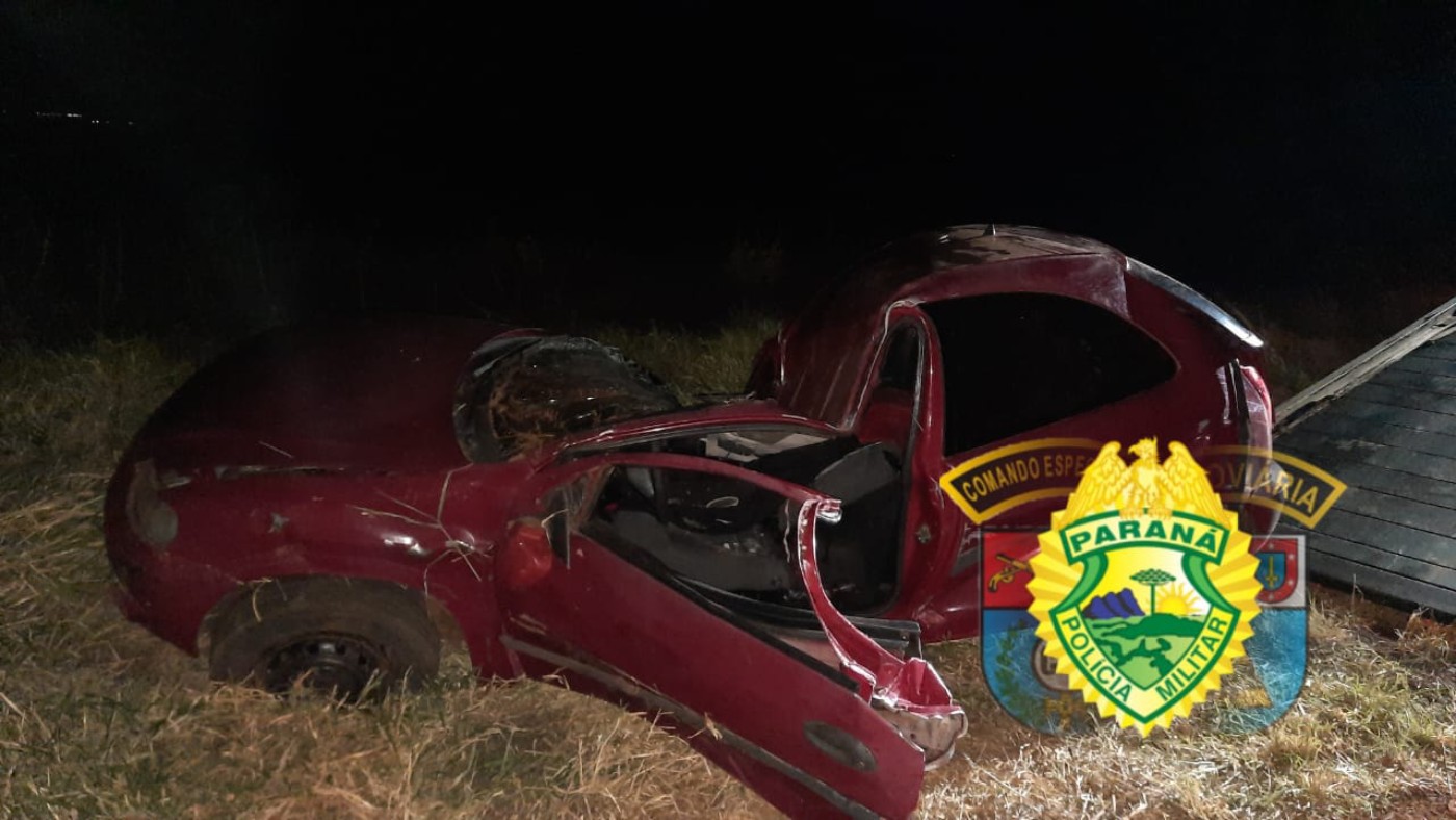 Casal morre após carro bater contra poste de rodovia, no Paraná