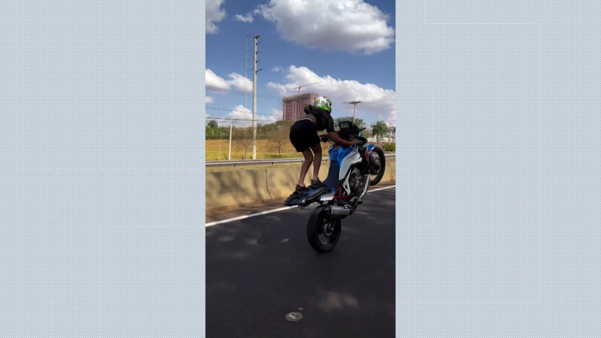 Foragido, influenciador que grava manobras perigosas de moto pode ter de pagar indenização de R$ 300 mil; entenda