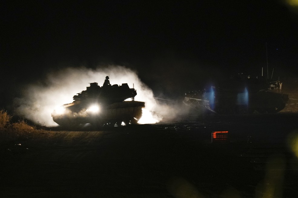 Um tanque israelense avança no norte de Israel, perto da fronteira com o Líbano — Foto: Baz Ratner/AP