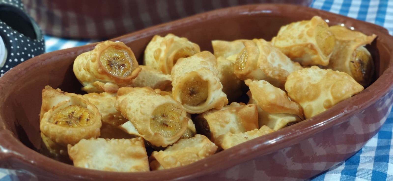 Sabor de Casa: aprenda a fazer enroladinho de banana com massa de pastel da Ana Lúcia