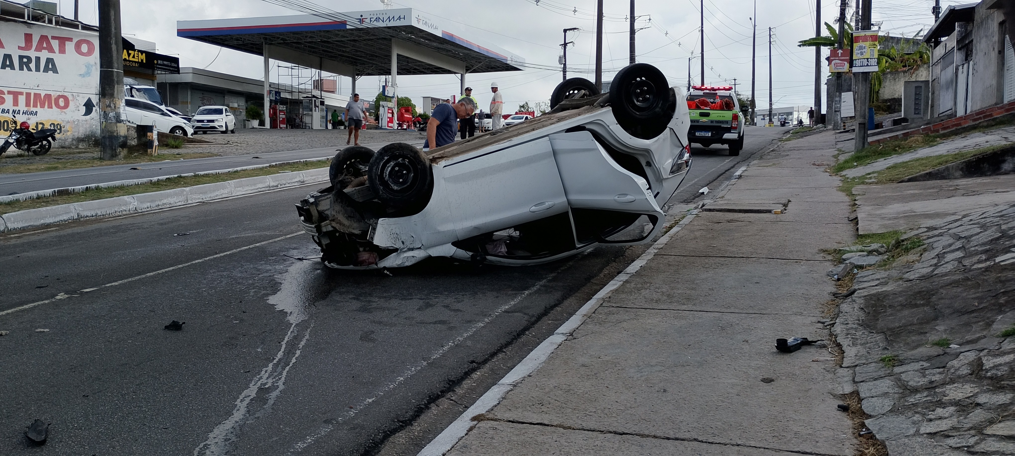 Carro bate em poste, capota e causa transtornos em importante avenida de João Pessoa