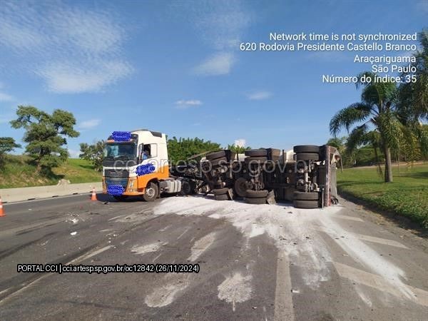 Carreta tomba e interdita Rodovia Castello Branco em Araçariguama