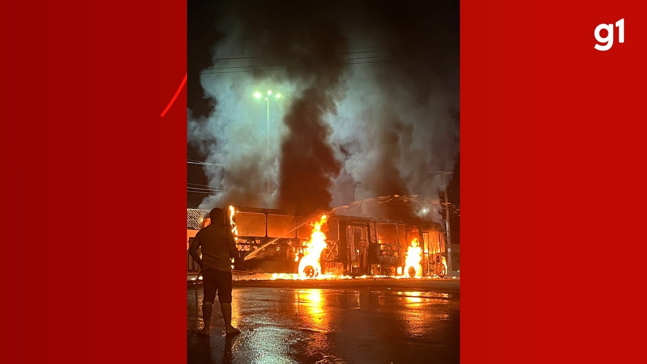 VÍDEO: Ônibus é incendiado em protesto contra mudanças nos itinerários na Zona Norte de Manaus