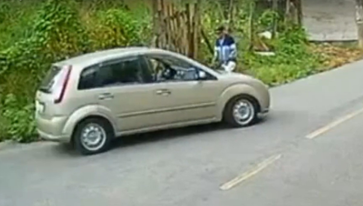 Veículo desgorvenado quase atropela idoso e bate em carro estacionado em Nova Friburgo