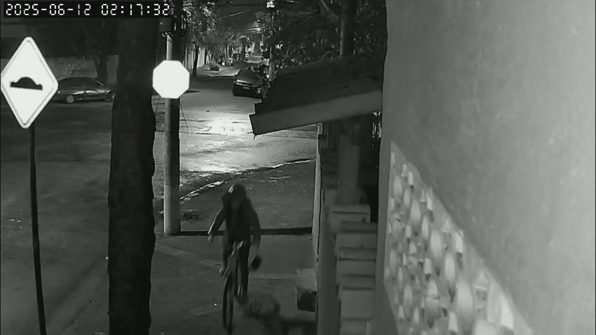 VÍDEO: jovem vai de bicicleta até a casa de suspeito horas antes de corpo ser encontrado mutilado