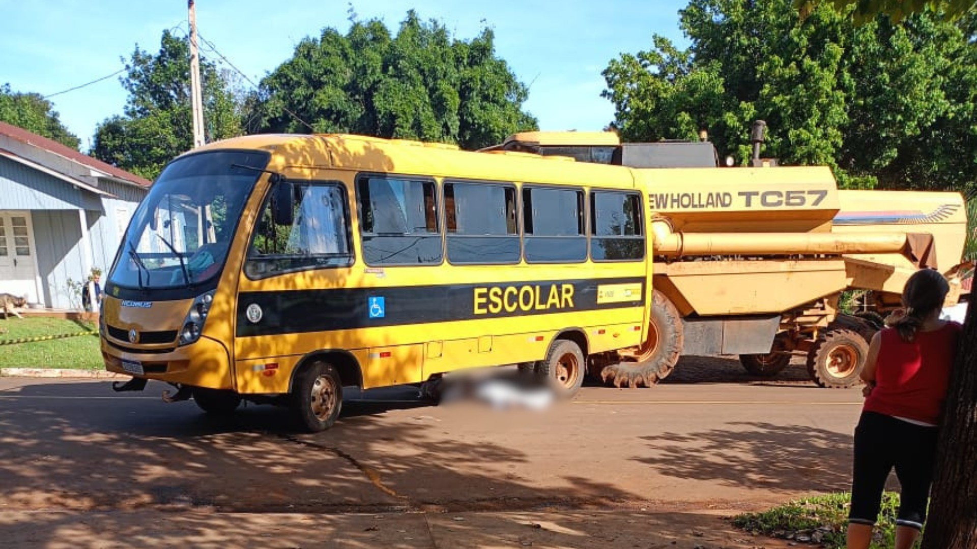 Ônibus escolar de prefeitura se movimenta sozinho em oficina, atravessa via e mata idoso no interior do RS, diz polícia