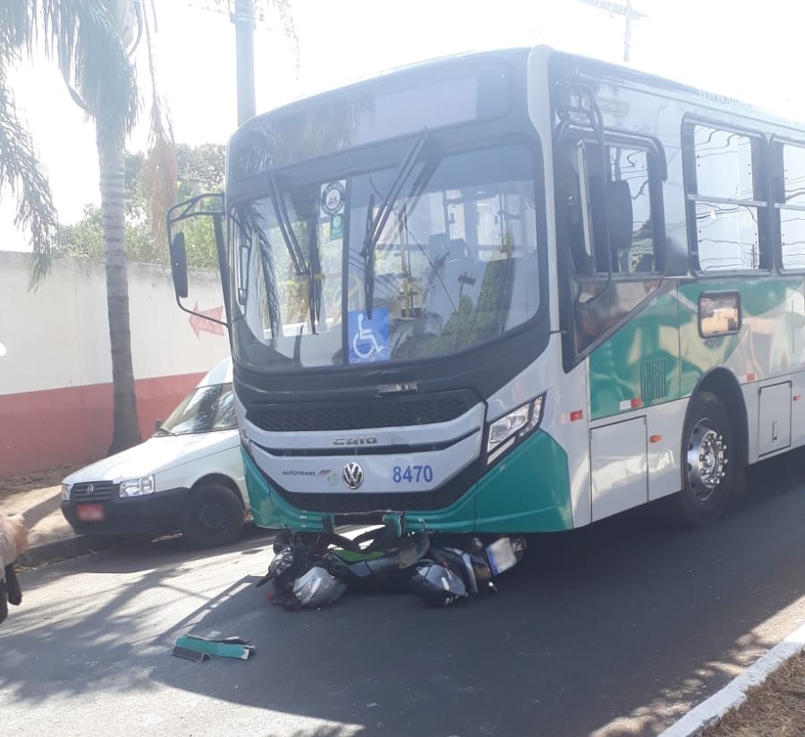 Motociclista fica gravemente ferido em acidente com ônibus circular em Uberlândia