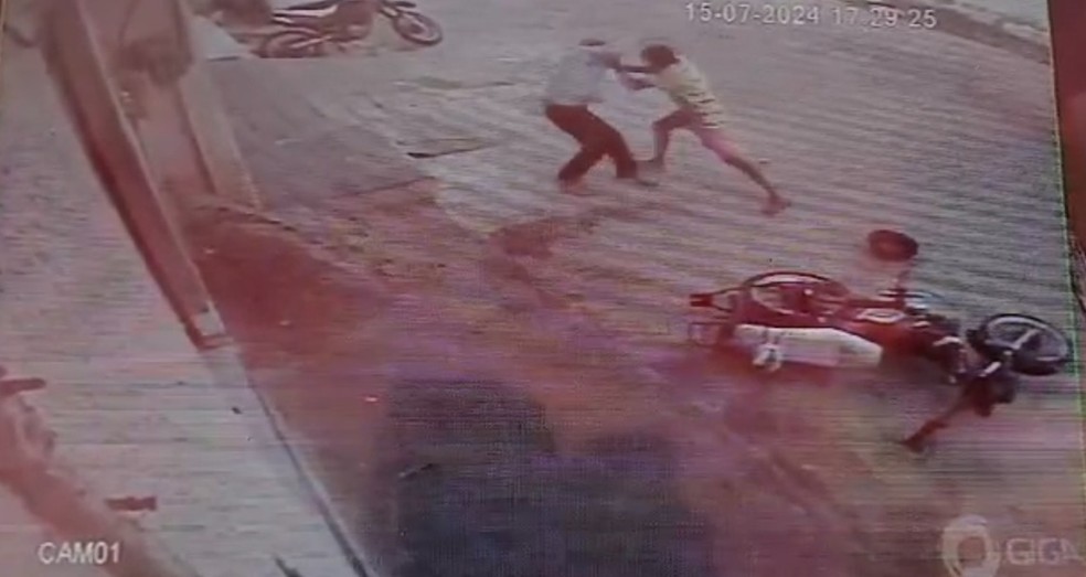 Família alega que homem em situação de rua persegue idoso há cinco anos. — Foto: Reprodução