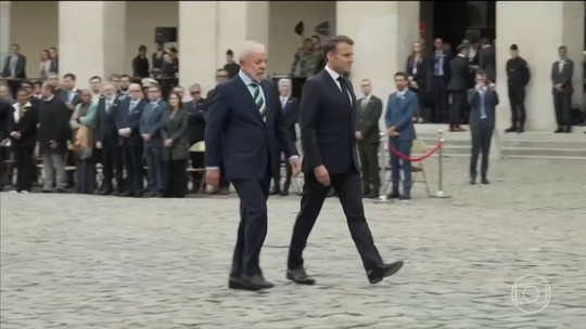 Macron posta selfie com Lula, Janja e Brigitte e Torre Eiffel ao fundo 