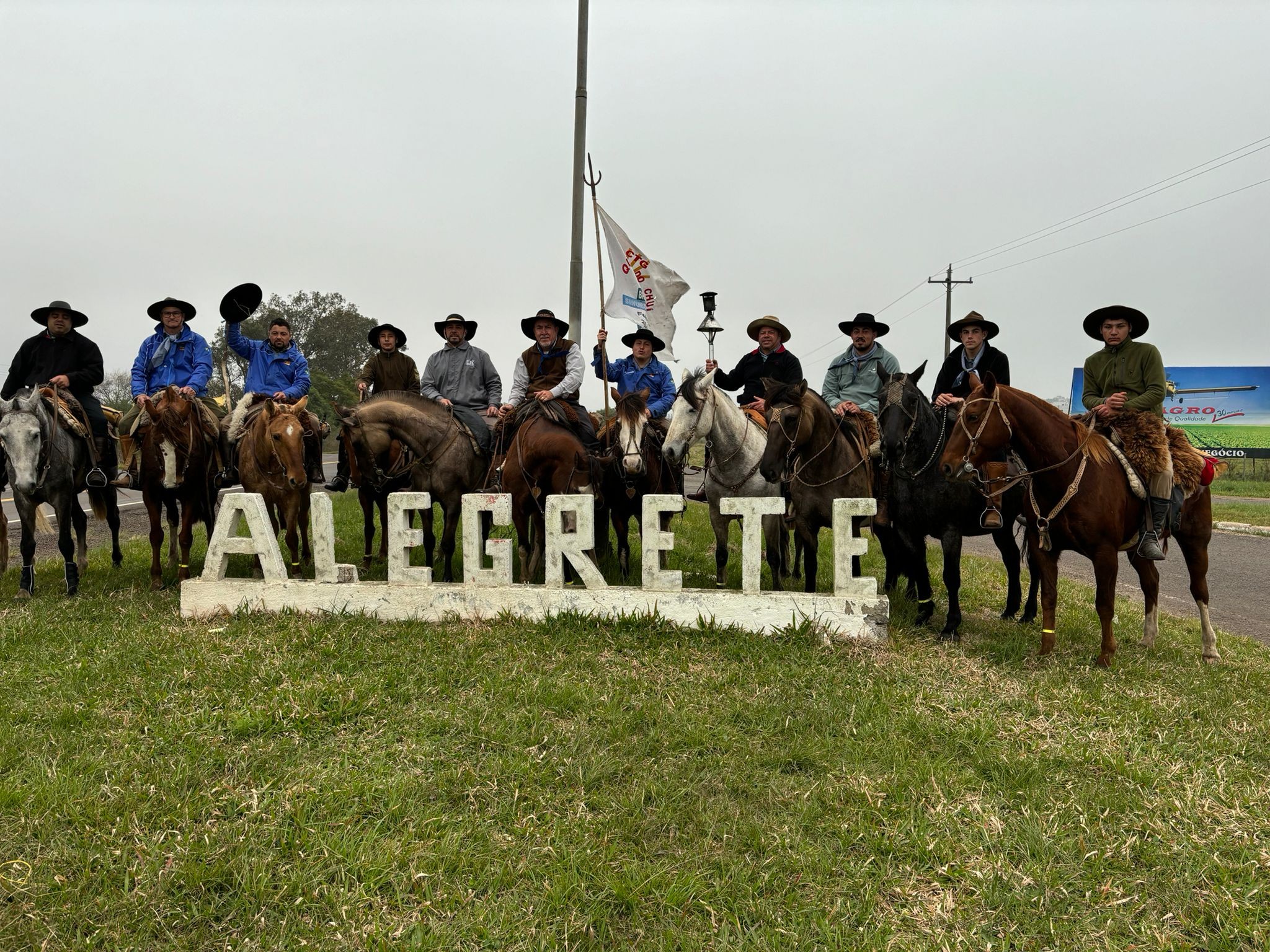 Tradicionalistas que perderam cavalos intoxicados por erva são presenteados com novos animais no RS