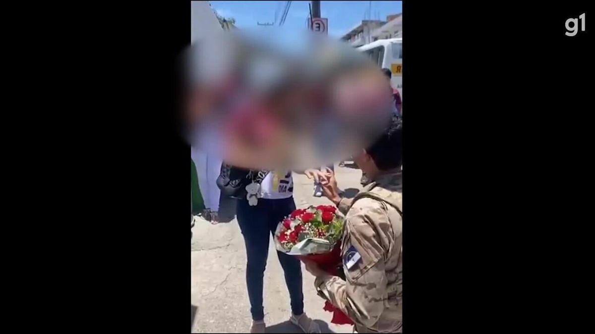 VÍDEO: fardados, policiais militares surpreendem crianças e jogam